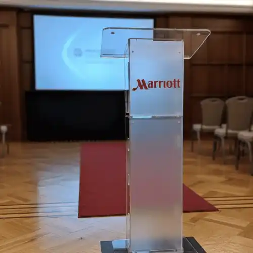 Podium con logo corporativo personalizado para empresa