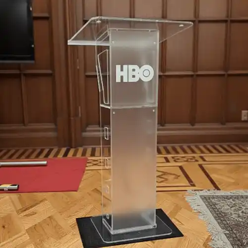Podium de madera con grabado de logotipo institucional